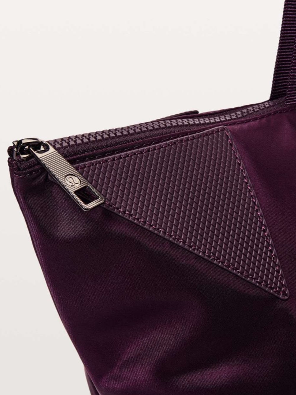 Lululemon Acute Tote 23L Black Cherry - Picture 5 of 15